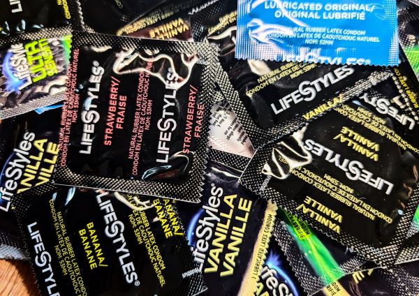 Safe Sex: How to Use a Condom Correctly 
Knowing how to use a condom properly is vital for preventing pregnancy and the transmission of sexually transmitted infections (STIs). This involves understanding the correct way to put on an external condom—rolling it down properly and pinching the tip—along with safely opening the packet and disposing of the used condom.

Using a condom for the first time can be tricky, but practice is important. When used correctly and consistently, condoms are an effective method of contraception and STI prevention.

This article provides a step-by-step guide, complete with pictures, showing the correct techniques and common mistakes to avoid when using a condom.